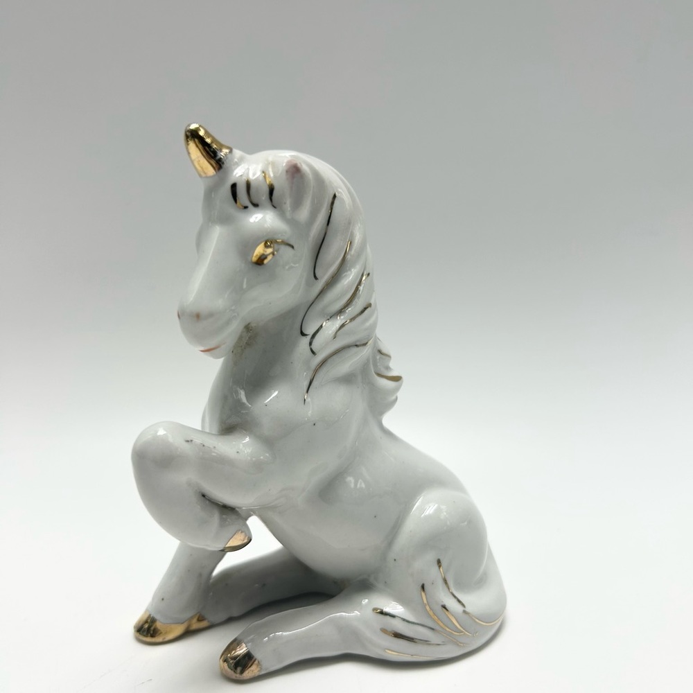 🦄🤍💛⚜️🔱✨Vintage Porcelain Unicorn. Only unicorn is for sale.